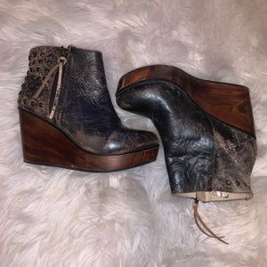 Bedstu wedge booties
